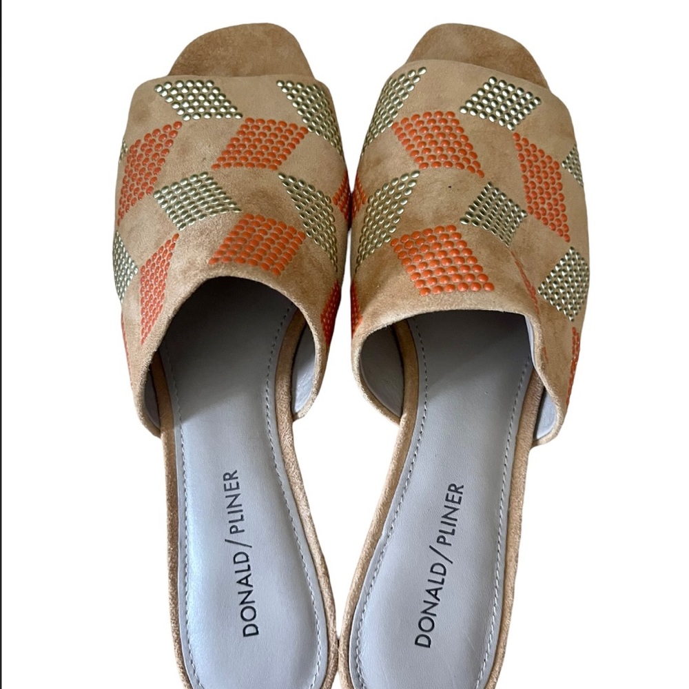 NEW Donald Pliner size 8.5 slip on sandal with studded accent